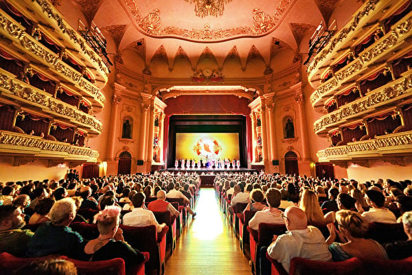 意大利維羅納Teatro Filarmonico劇院的觀眾對神韻藝術家熱情鼓掌。（張清䬙／大紀元）