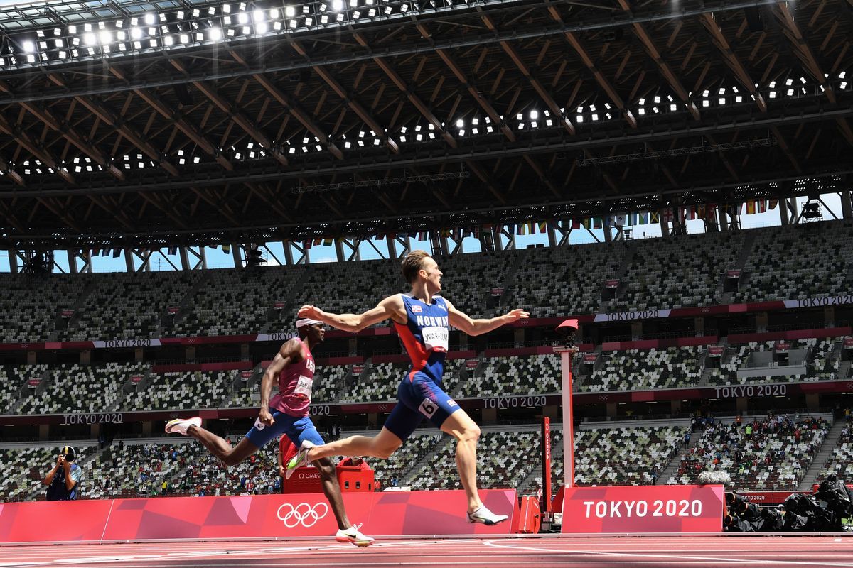 在東京奧運田徑賽場，挪威名將沃爾霍姆（Karsten Warholm）打破了自己保持的400米跨欄世界紀錄。圖為他在比賽中最後衝刺瞬間。（JEWEL SAMAD/AFP via Getty Images）