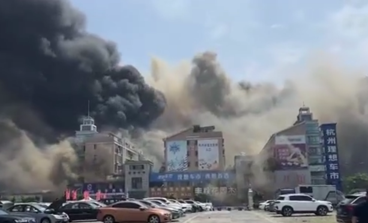 2022年6月9日，浙江省杭州市臨平區望梅路杭州灣建材市場發生火災。（影片截圖）