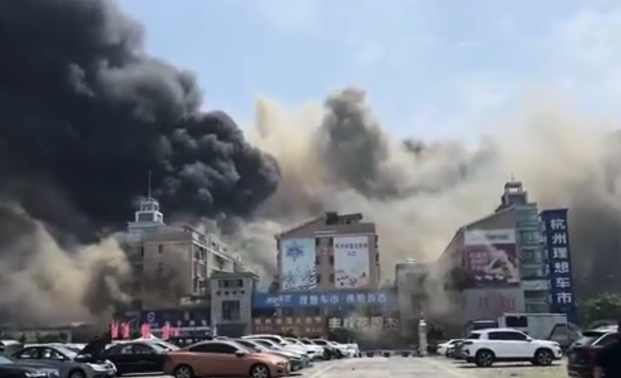 杭州冰雪大世界起火爆炸 多人跳樓逃生