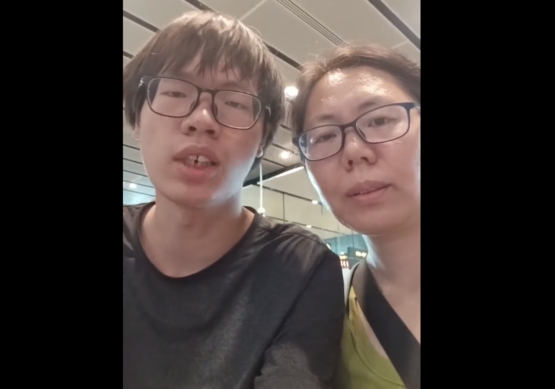  2023年11月7日，林養正（左）欲往德國申請政治庇護，在新加坡轉機時被攔下，被威脅送回中國，旁邊是林養正的母親。（影片截圖）