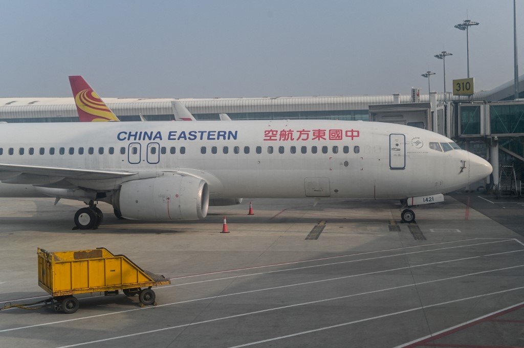 圖為2021年2月12日，一架中國東方航空公司的波音737-800飛機停在武漢市天河國際機場。示意圖，與本文無關。（Hector RETAMAL/AFP）