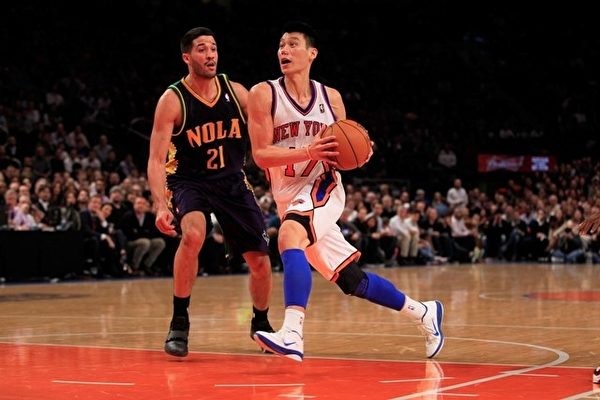 2025年8月31日,歷史上首位NBA美籍華裔球星、37歲的林書豪(Jeremy Lin,17號)在社交媒體上宣布退役,結束了自己15年的籃球職業生涯。2012年,他曾在紐約上演了「林瘋狂」時刻,大受歡迎。(Chris Trotman/Getty Images)