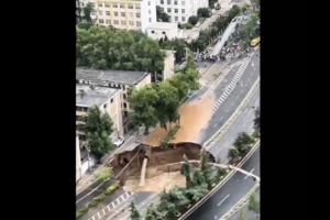 西安在建地鐵突發湧水湧砂 路面現巨大天坑