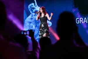 張靚穎坦言醫美翻車 演唱會上自稱「不笑女」