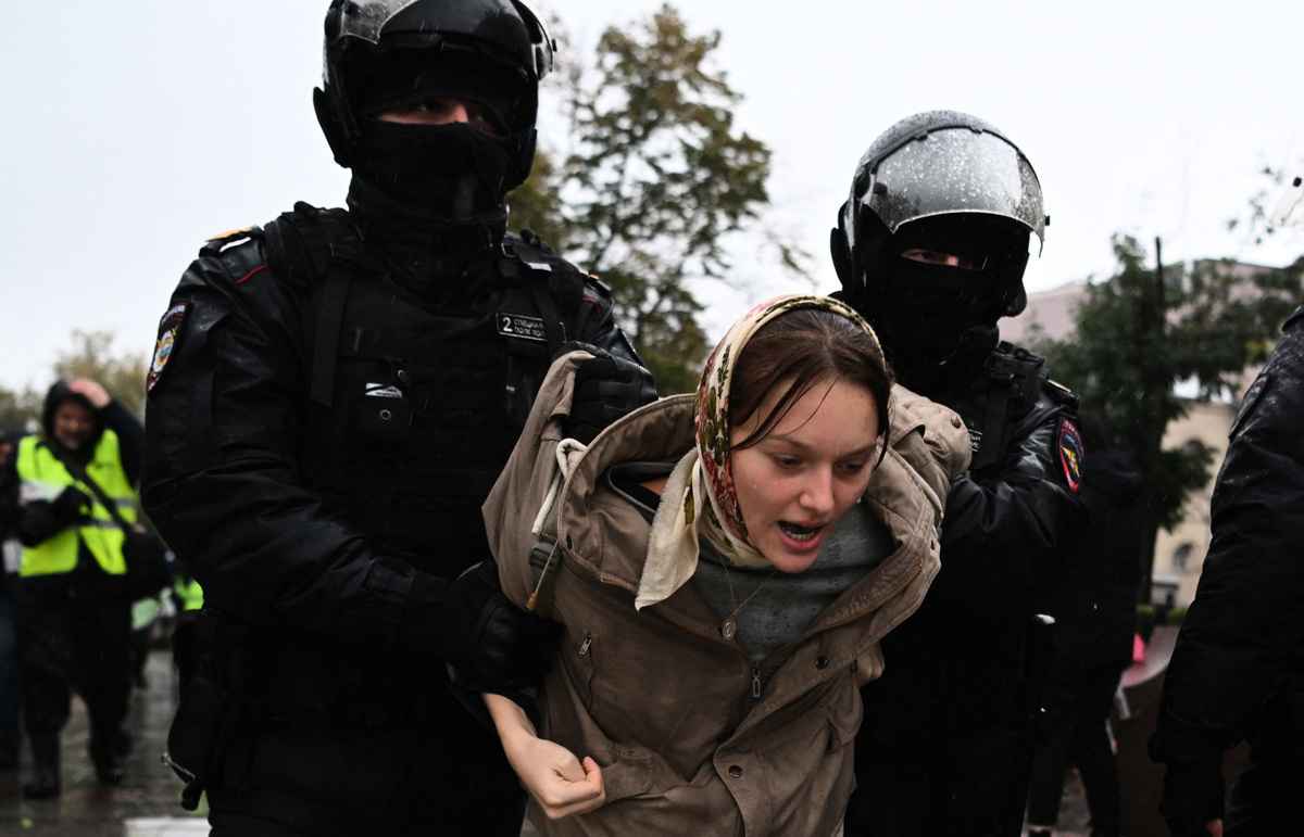 2022年9月24日，莫斯科一位抗議克里姆林宮徵兵動員令的女士被警察拘押。（AFP via Getty Images）