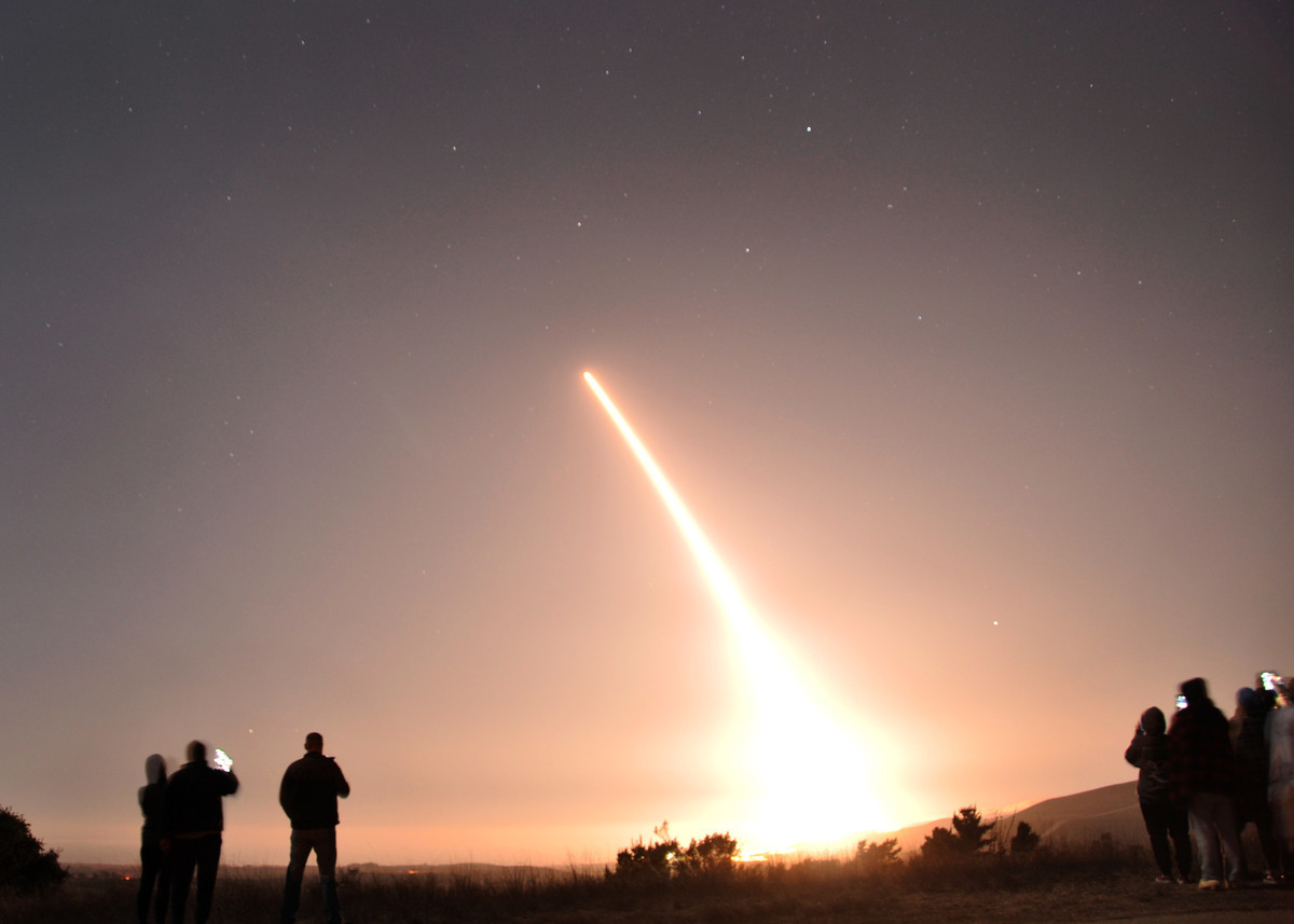 2020年10月29日，一枚義勇兵（Minuteman III）三型洲際彈道導彈在加利福尼亞范登堡空軍基地發射升空。（美國空軍）