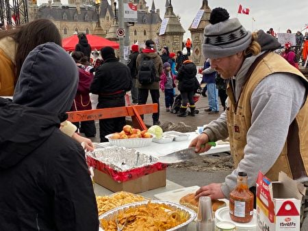 2月11日，國會山前，志願者為抗議者和支持者分發食物。（梁耀／大紀元）