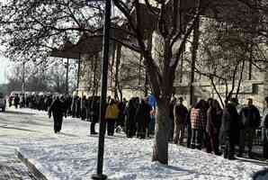 數千人嚴寒中排隊 簽名支持亞省脫離加拿大