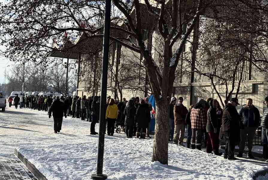 數千人嚴寒中排隊 簽名支持亞省脫離加拿大