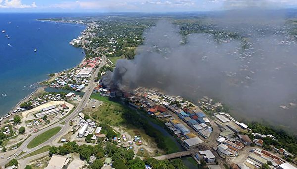 抗議人士不滿總理Sogavare親中，發生暴動。圖為2021年11月25日，所羅門群島首都霍尼亞拉，燃燒的建築物升起濃煙。（ROBERT TAUPONGI/AFP via Getty Images）