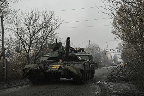 2023年3月8日，巴赫穆特（Bakhmut），在俄烏戰爭期間，一輛烏克蘭坦克駛向巴赫穆特附近的前線。（Aris Messinis/AFP）