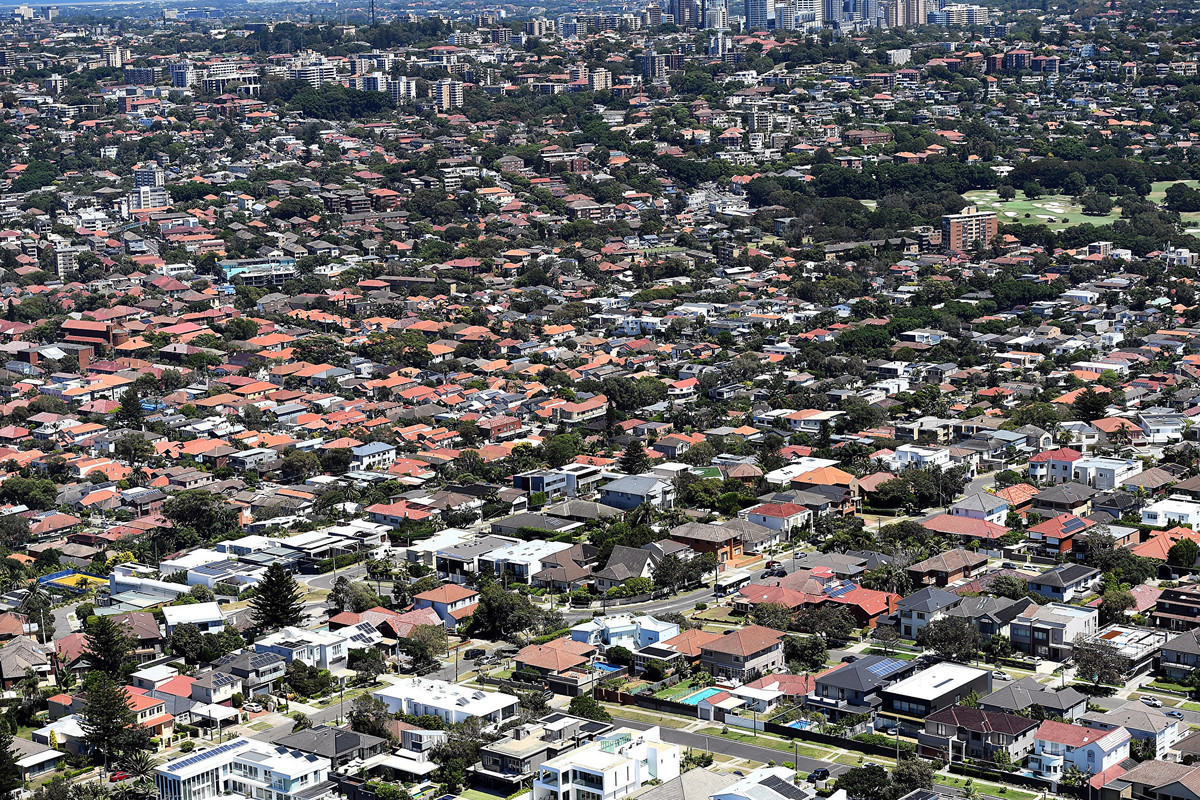 CoreLogic最新的統計數據顯示，悉尼的房價中位數首次超過了130萬澳元，比全澳的平均全職工資高出14倍以上。 （AAP Image/Sam Mooy）