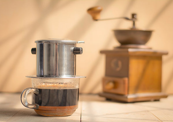 加水稀釋冷泡咖啡，將咖啡因降到每杯50毫克。（Shutterstock）
