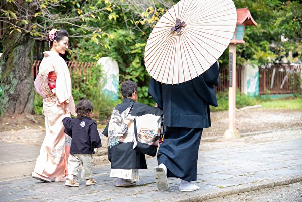 日本進入11月後，就會看到很多父母帶著身著和服的孩子，前去神社參拜，行「七五三」之禮。（Shutterstock）