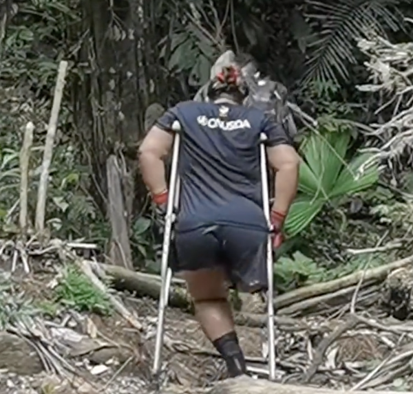 在巴拿馬雨林中拄雙拐跋涉的殘疾人。（受訪者提供）
