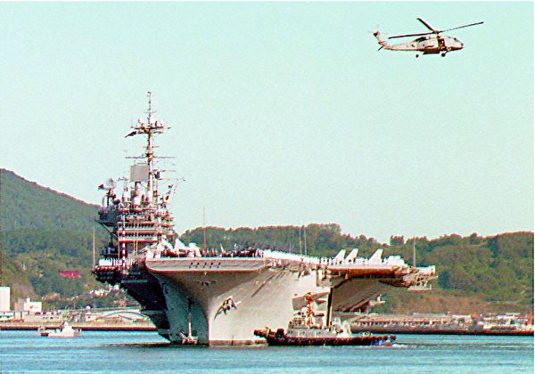 美國獨立號航空母艦1997年9月5日進入日本北部港口，這是美國航母首次在日本民用港口拋錨。（AFP via Getty Images）
