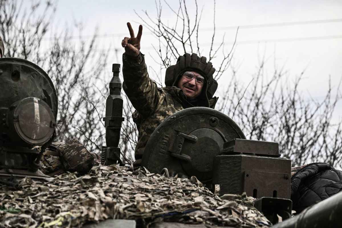2023年3月11日，一名烏克蘭軍人在向頓巴斯（Donbas）地區的前線城市巴赫穆特（Bakhmut）進發時做出勝利的手勢。（Aris Messinis/AFP via Getty Images）