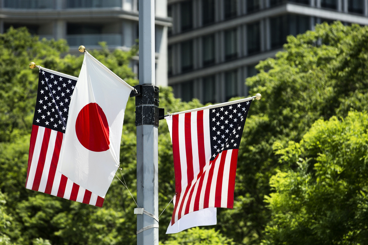 消息透露，美國和日本正在磋商聯合儲存軍火。圖為2019年5月25日，日本東京街頭的美、日國旗。（Tomohiro Ohsumi/Getty Images）