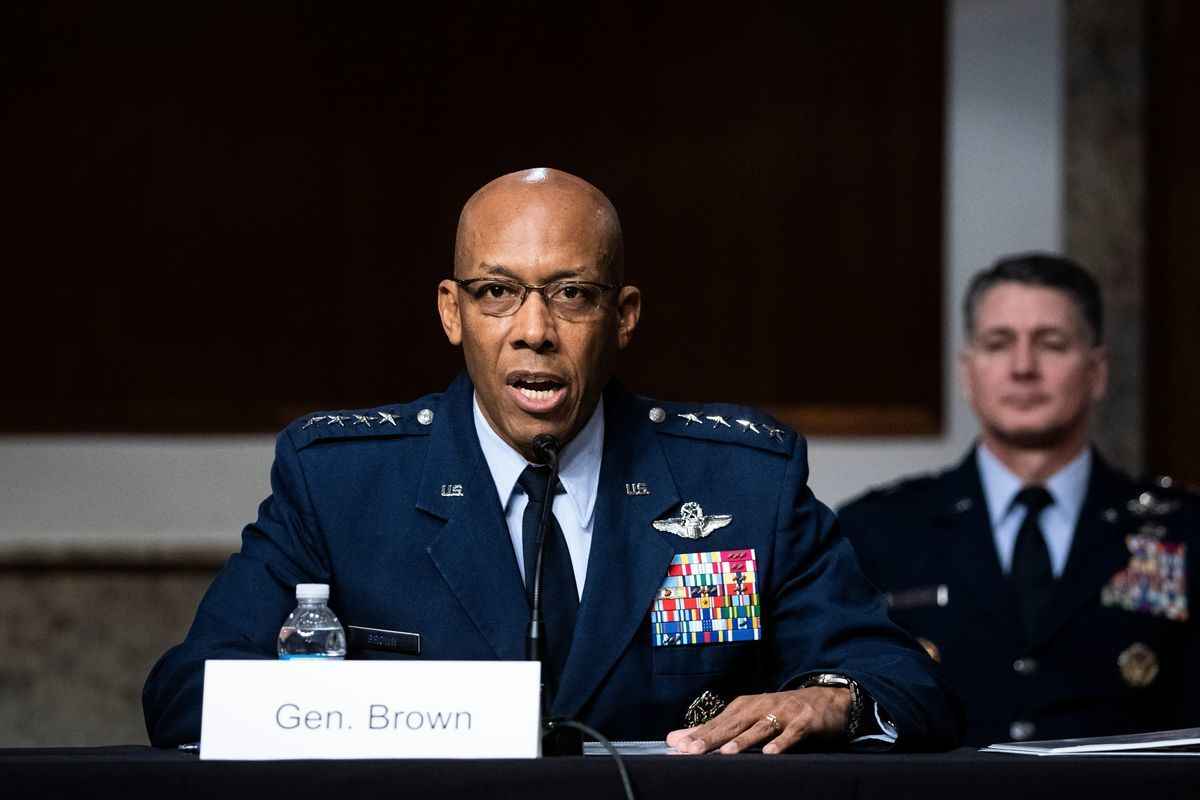 2020年5月7日，國會參議院武裝部隊聽證會，被提名為美國空軍參謀長的布朗（Charles Q. Brown, Jr.）將軍在發言。（Al Drago/AFP via Getty Images）