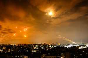 以巴衝突｜哈馬斯狂射火箭 以色列祭「鐵穹」系統攔截
