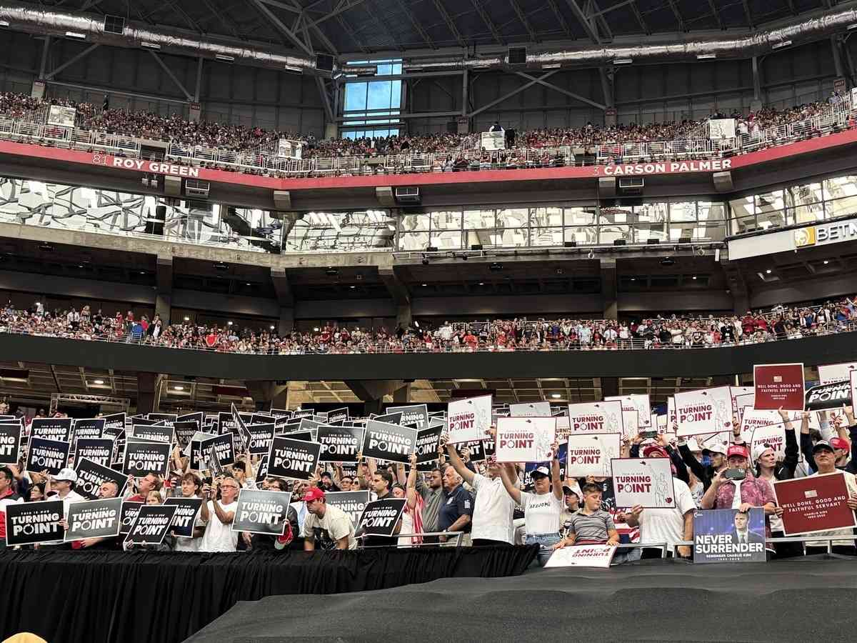 美國政治活動家、保守派組織「Turning Point USA」(TPUSA)創辦人柯克 (Charlie Kirk)的追思會,於9月21日在亞利桑那州格蘭岱爾市的州立農場體育 館(State Farm Stadium)舉行。開場前,體育館內外聚集了數萬名觀眾。(姜 琳達/大紀元)
