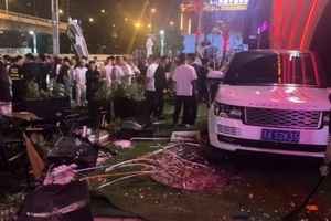 太原一豪車在酒吧前橫衝直撞 圍觀者四處逃散