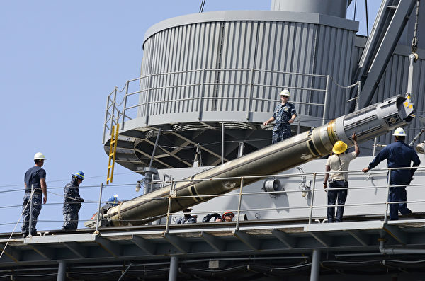 2012年11月16日，水手們在關島基地向潛艇母艦凱伯號（AS 40）上裝載戰斧巡航導彈。（美國海軍）