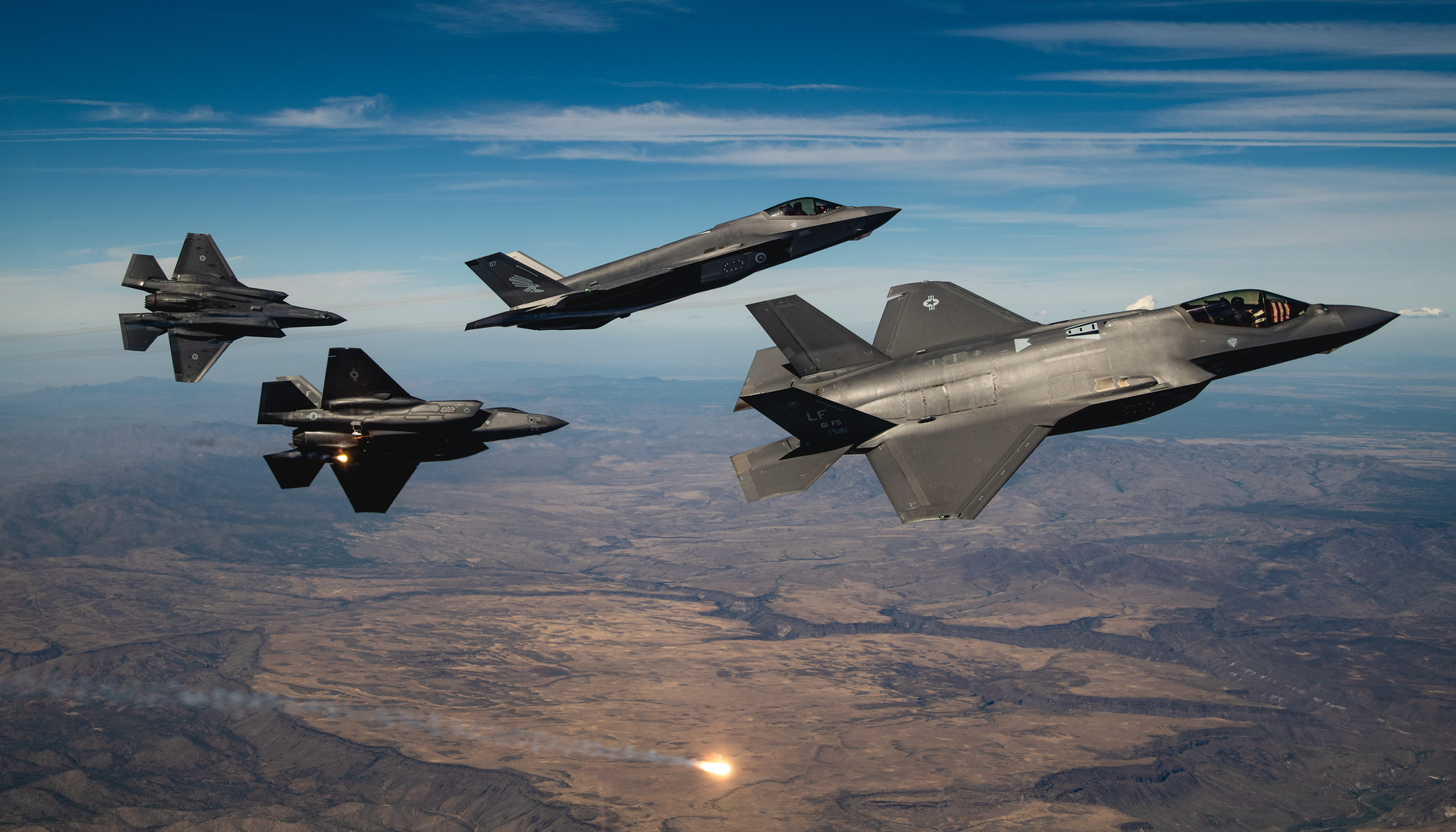 2020年10月8日，2架美國空軍和2架澳洲空軍的F-35A「閃電II」戰鬥機，在亞利桑那州巴格達上空的紀念飛行中正在分開編隊。（美國空軍）（U.S. Air Force photo by Staff Sgt. Alexander Cook）