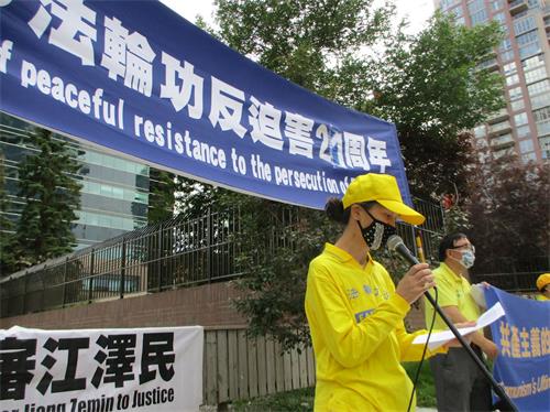 陳英華於2020年7月17日在中國駐加拿大卡加利領事館前譴責中共對法輪功的迫害。（明慧網）