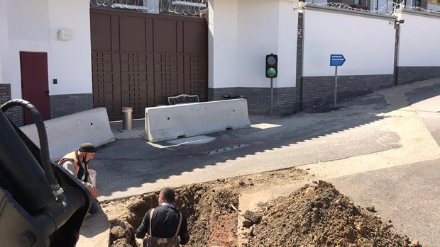 土耳其中共使館門前被「挖大坑」 另類反擊贏得民眾掌聲