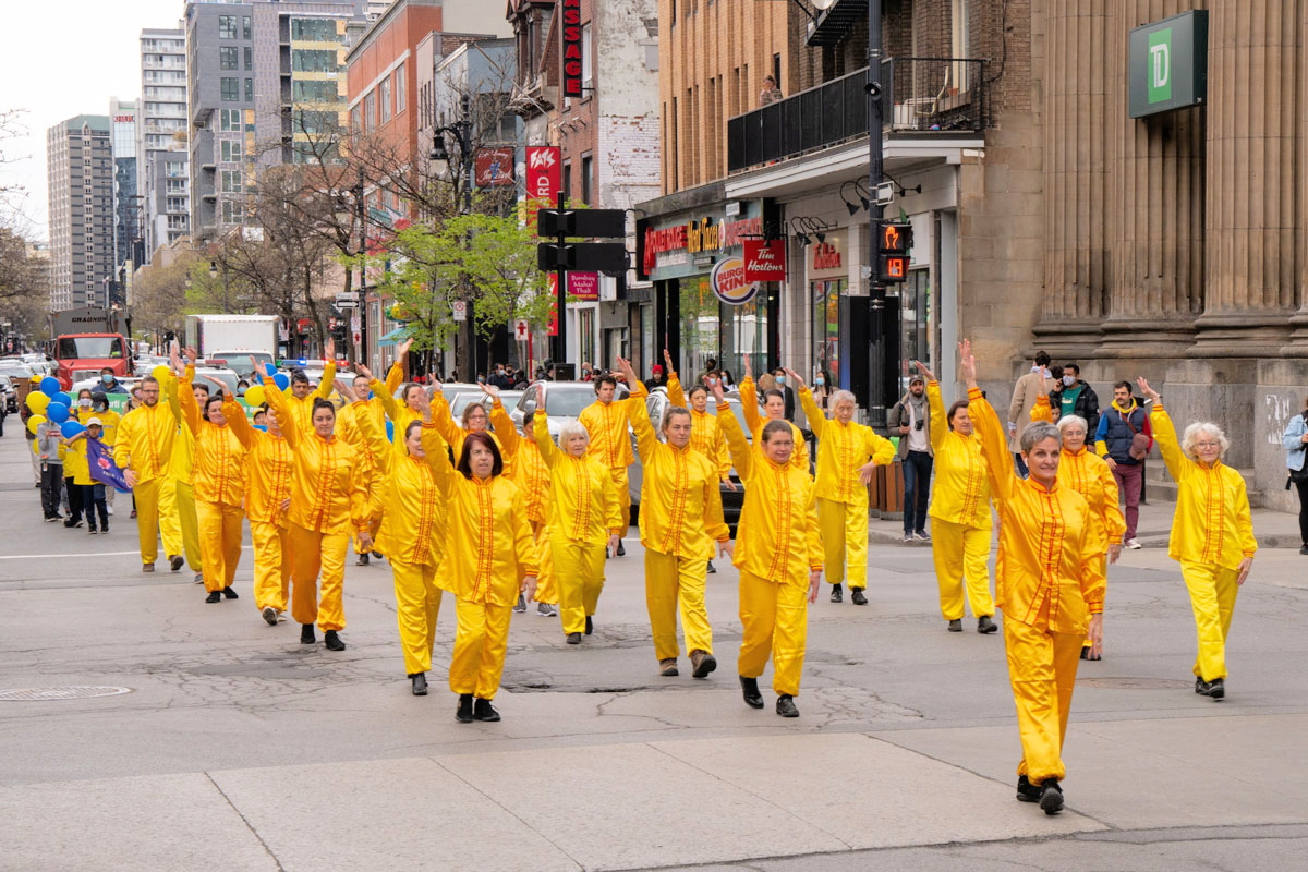 5月8日，加拿大魁北克部份法輪功學員在滿地可舉行遊行活動，慶祝世界法輪大法日。圖為遊行隊伍中的功法展示方陣。（大紀元）
