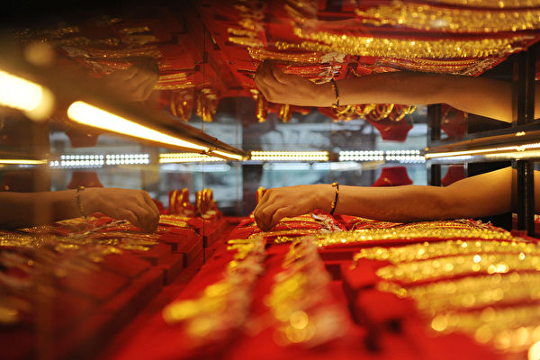 揚州女購周大生戒指變「周大金」 引「貼牌」質疑