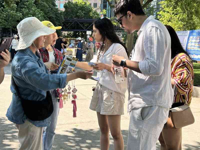 加拿大多倫多法輪功學員湖濱講真相 遊客學煉功