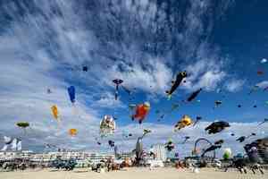 【圖輯】法國國際風箏節開幕 各式造型風箏齊飛上天