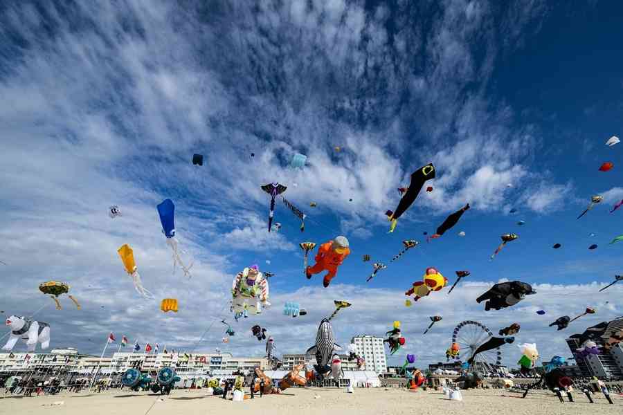 【圖輯】法國國際風箏節開幕 各式造型風箏齊飛上天