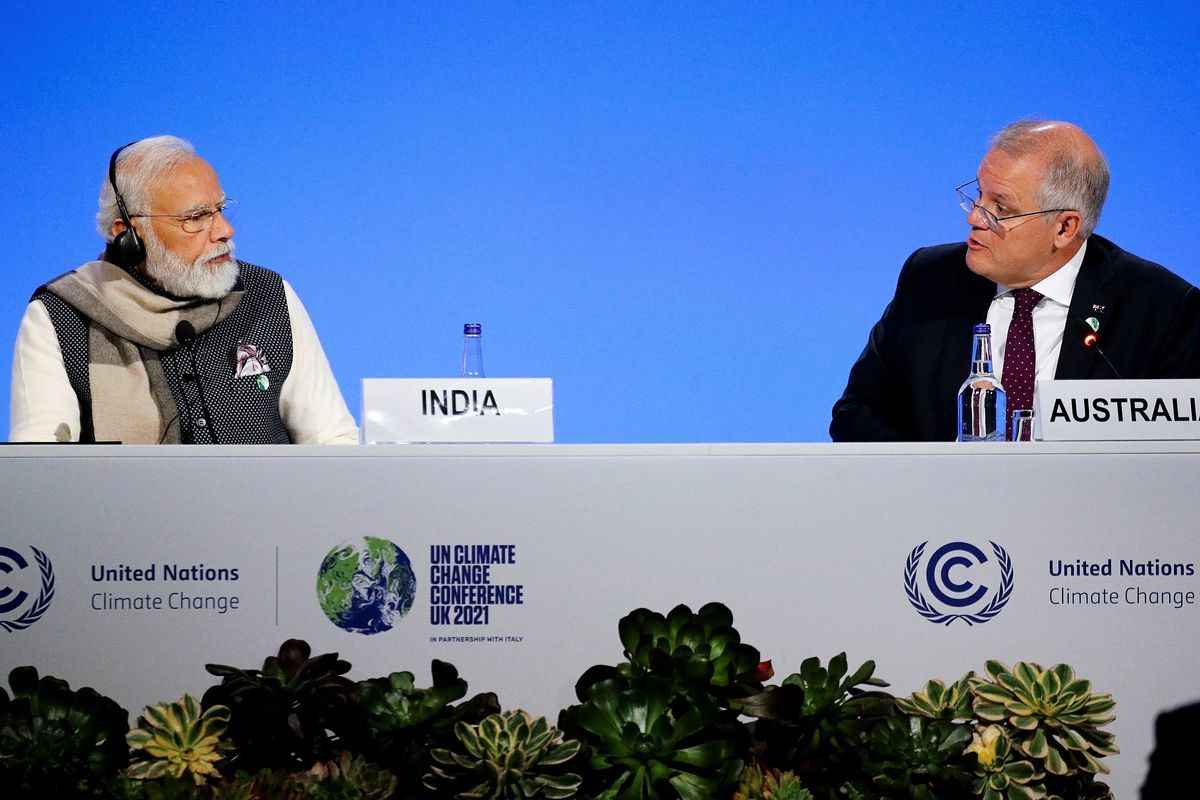 圖為澳洲總理莫里森（右）和印度總理莫迪（左）在2021年11月的氣候峰會上交談。（PHIL NOBLE/POOL/AFP via Getty Images）