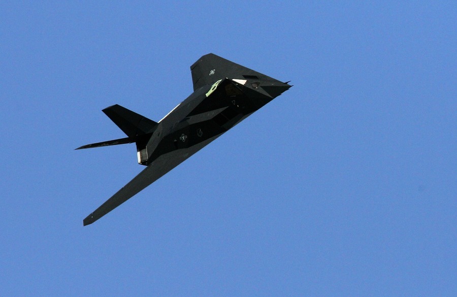 世界第一款匿蹤戰機 美軍F-117飛越死亡谷