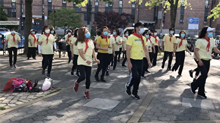 6月1日，蔡桂華在紐約市法拉盛同一個公園看到有成年華人穿著統一的服裝，戴上紅領巾在跳廣場舞。（蔡桂榮提供）