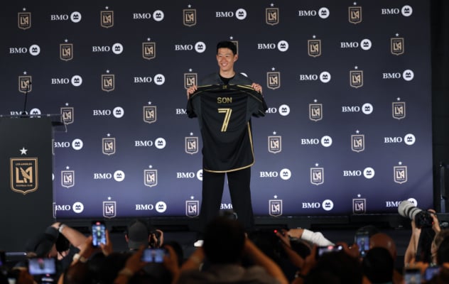 2025年8月6日,「亞洲一哥」、33歲南韓球星孫興慜(Son Heung-min)離開英超豪門熱刺俱樂部,結束了自己長達17年的旅歐生涯,正式轉會洛杉磯FC隊,征戰美國職業足球大聯盟(美職聯)。(Kevork Djansezian/Getty Images)