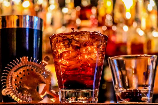 與適度飲酒的人相比，完全戒酒或每周飲酒超過14杯的人患癡呆症的風險更高。（Pixabay）