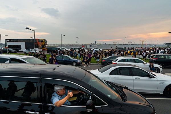 2019年8月12日，港人在香港機場展開「警察還眼」集會，有過往的民眾豎起大拇指。（Billy H.C. Kwok/Getty Images）