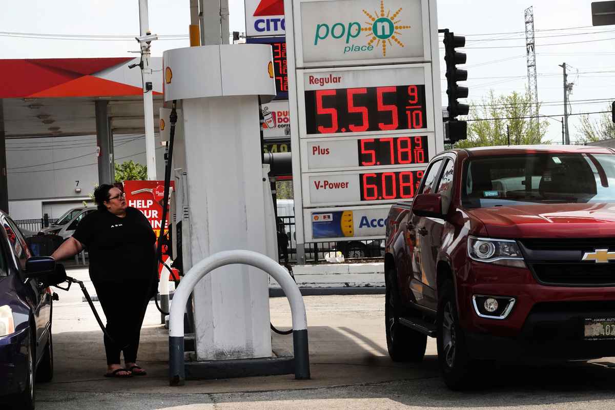 2022年5月10日，美國伊利諾伊州芝加哥，美國油價創新高，圖為一位顧客在加油站加油。（Scott Olson/Getty Images）