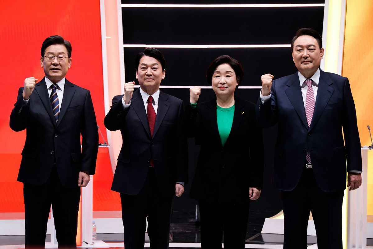 南韓第20屆總統選舉將於3月9日進行投票。圖為四大候選人（從左至右：李在明、安哲秀、沈相婗和尹錫悅）2022年2月21日晚間進行討論後合照。（HEO RAN/POOL/AFP via Getty Images）