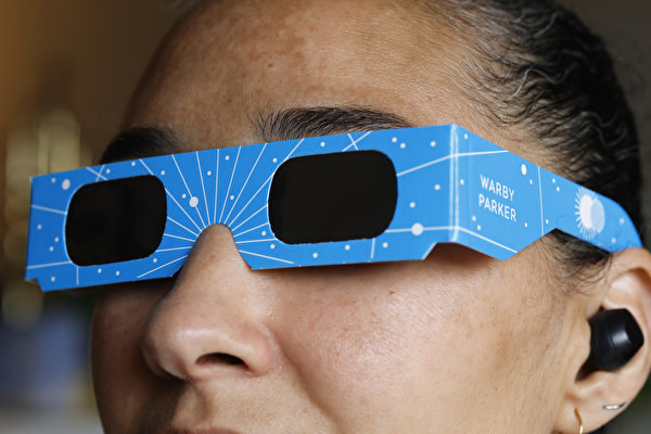 2024年4月1日(紐約市),一位女士在試戴瓦比·派克(Warby Parker)的日食眼鏡。即將於4月8日發生的日食將是2044 年之前最後一次可從美國見到的日全食。(Michael M. Santiago/Getty Images)