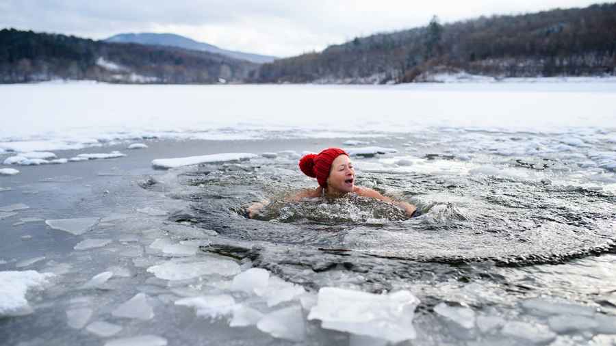 芬蘭女子：健康的一天從-20°C的湖中游泳開始