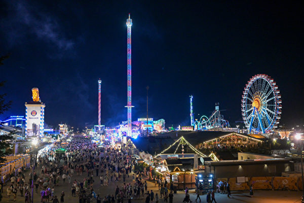 2023年9月17日，德國慕尼黑，民眾出席德國慕尼黑啤酒節（Oktoberfest）。（Hannes Magerstaedt/Getty Images）