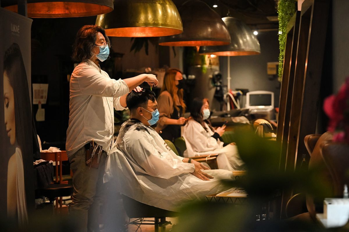圖為10月11日，悉尼理髮店重新恢復營業。（STEVEN SAPHORE/AFP via Getty Images）