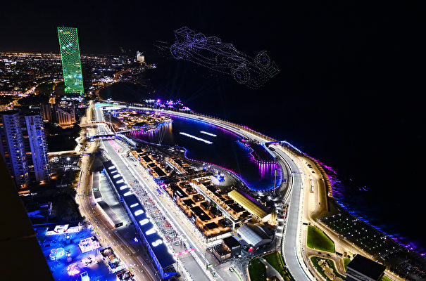 2023年3月19日,在F1大獎賽本賽季第二站——沙特阿拉伯站,杆位發車的紅牛墨西哥車手佩雷斯奪得冠軍。圖為F1賽歷上最快的城市賽道之一的沙特阿拉伯的吉達濱海賽道。(Clive Mason/Getty Images)