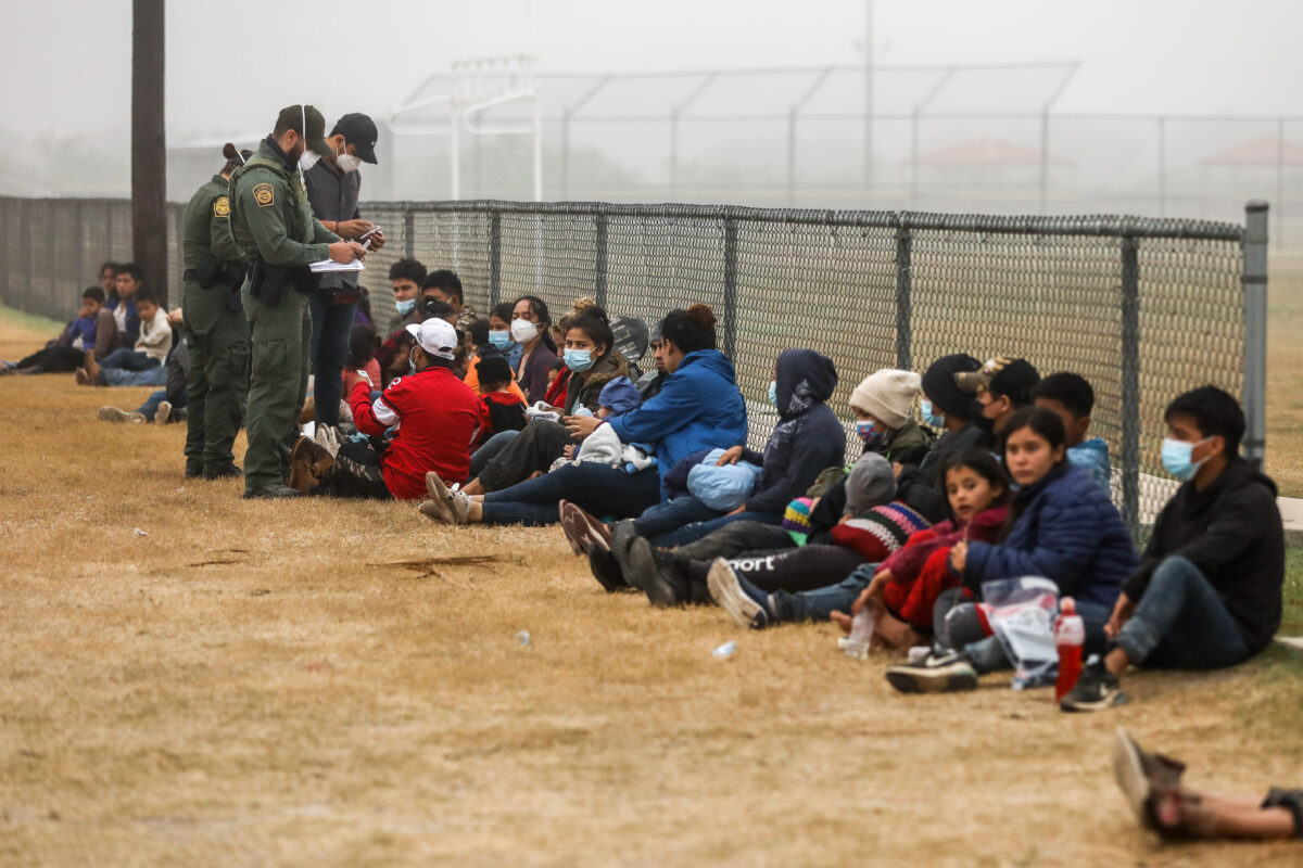 美國政府如今每周要花費大約6,000萬美元來收容從墨西哥進入美國的兒童。圖為2021年4月10日在德薩斯州拉霍亞（La Joya）越過美墨邊境的非法移民。（Charlotte Cuthbertson/The Epoch Times）